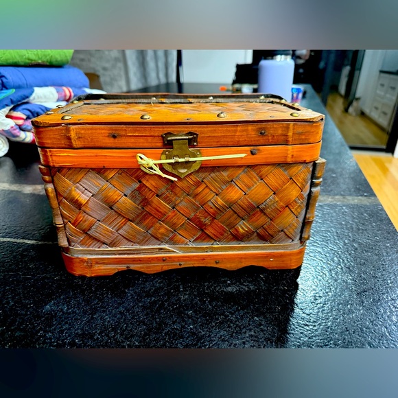 Vintage Woven Picnic Basket/Lunch Box with Handle - Picture 1 of 16